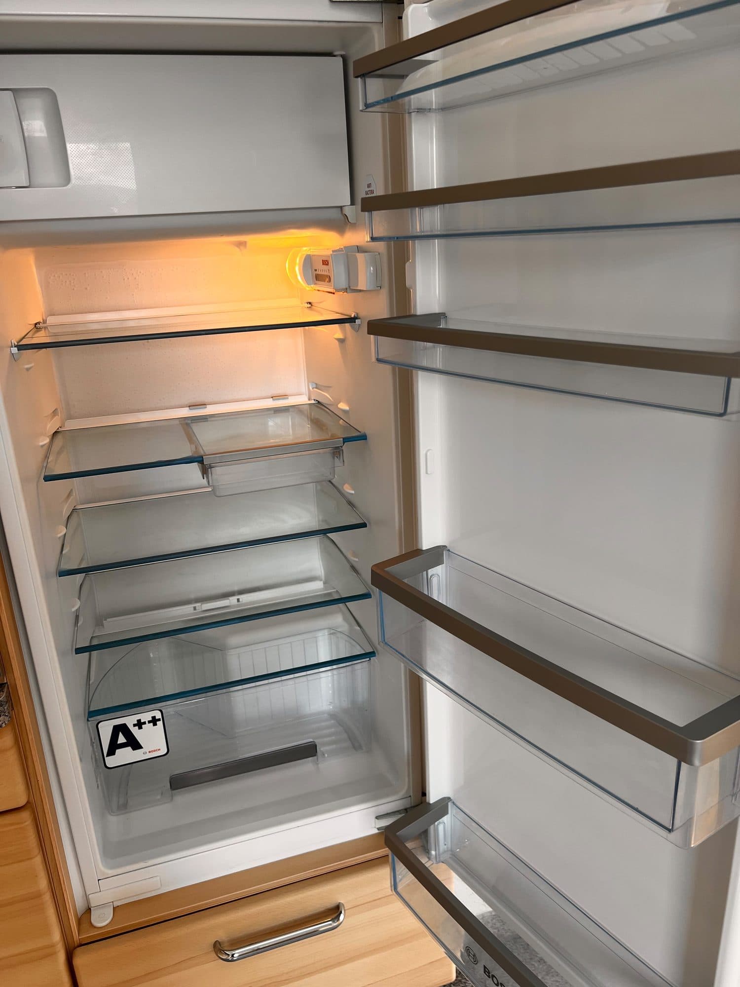 Kühlschrank nach der Endreinigung, alle Fächer gereinigt