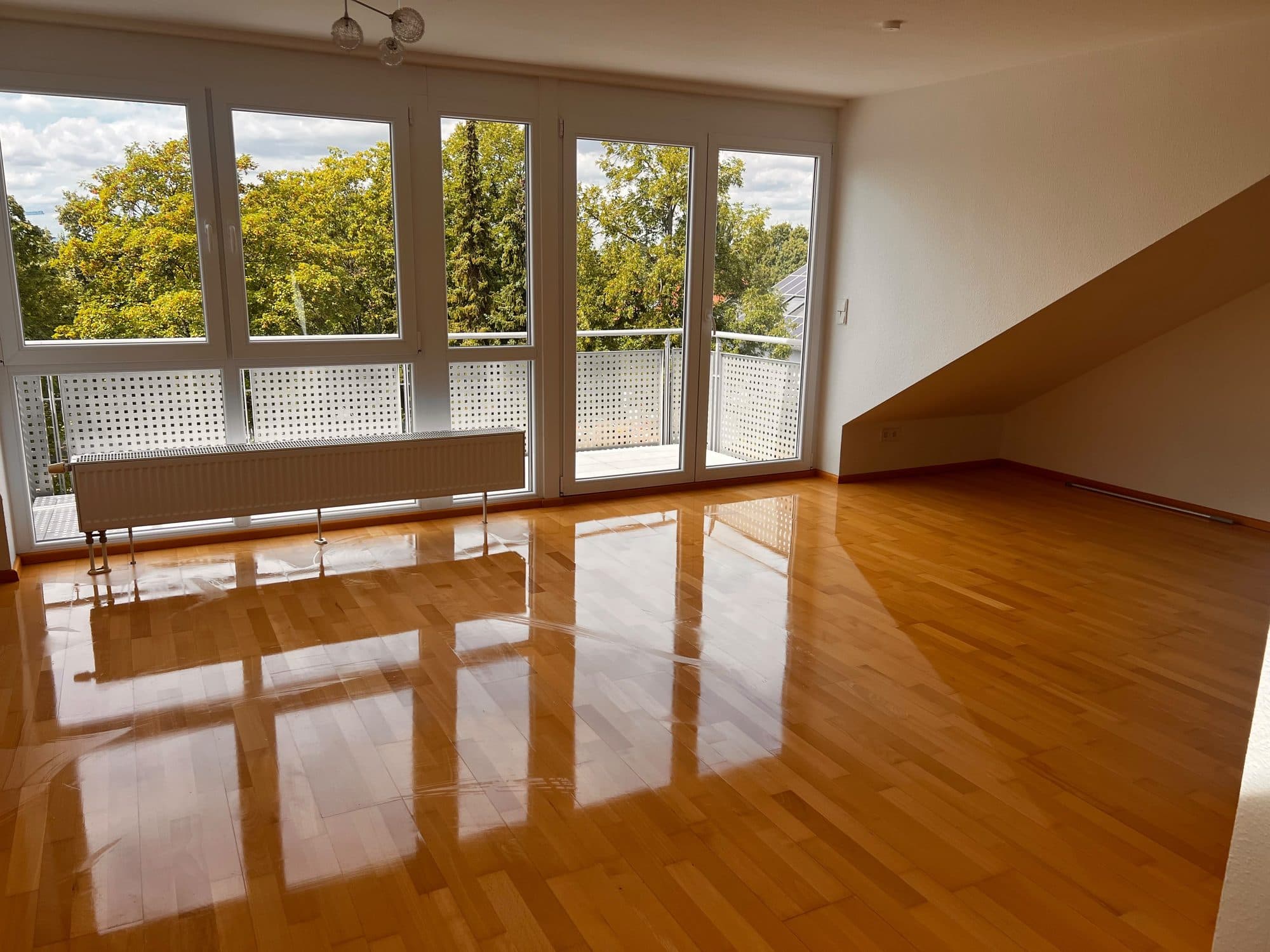 Wohnung nach der Endreinigung mit glänzendem Parkett und sauberen Fenstern